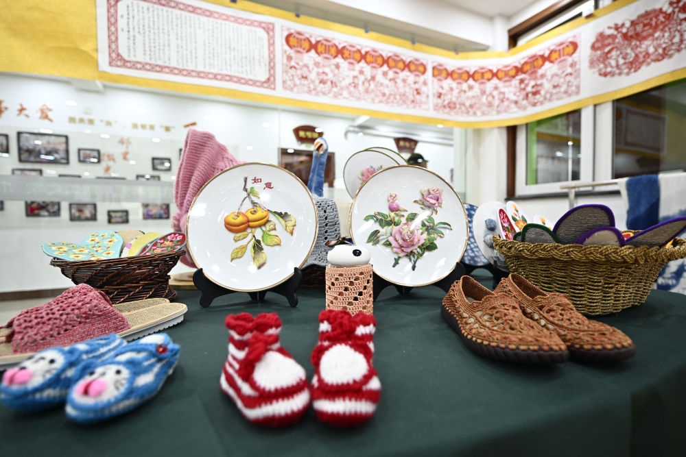 長城花園社區(qū)居民制作的手工藝品（6月19日攝）。