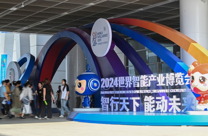 6月20日，與會者走入國家會展中心（天津）參會。新華社記者 孫凡越 攝