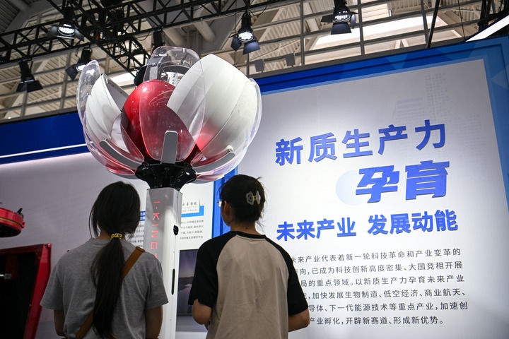 6月20日，與會者參觀天津云圣智能科技有限責任公司展區(qū)展出的“圣·寶蓮燈”全自主無人機巡檢系統(tǒng)。新華社記者 孫凡越 攝