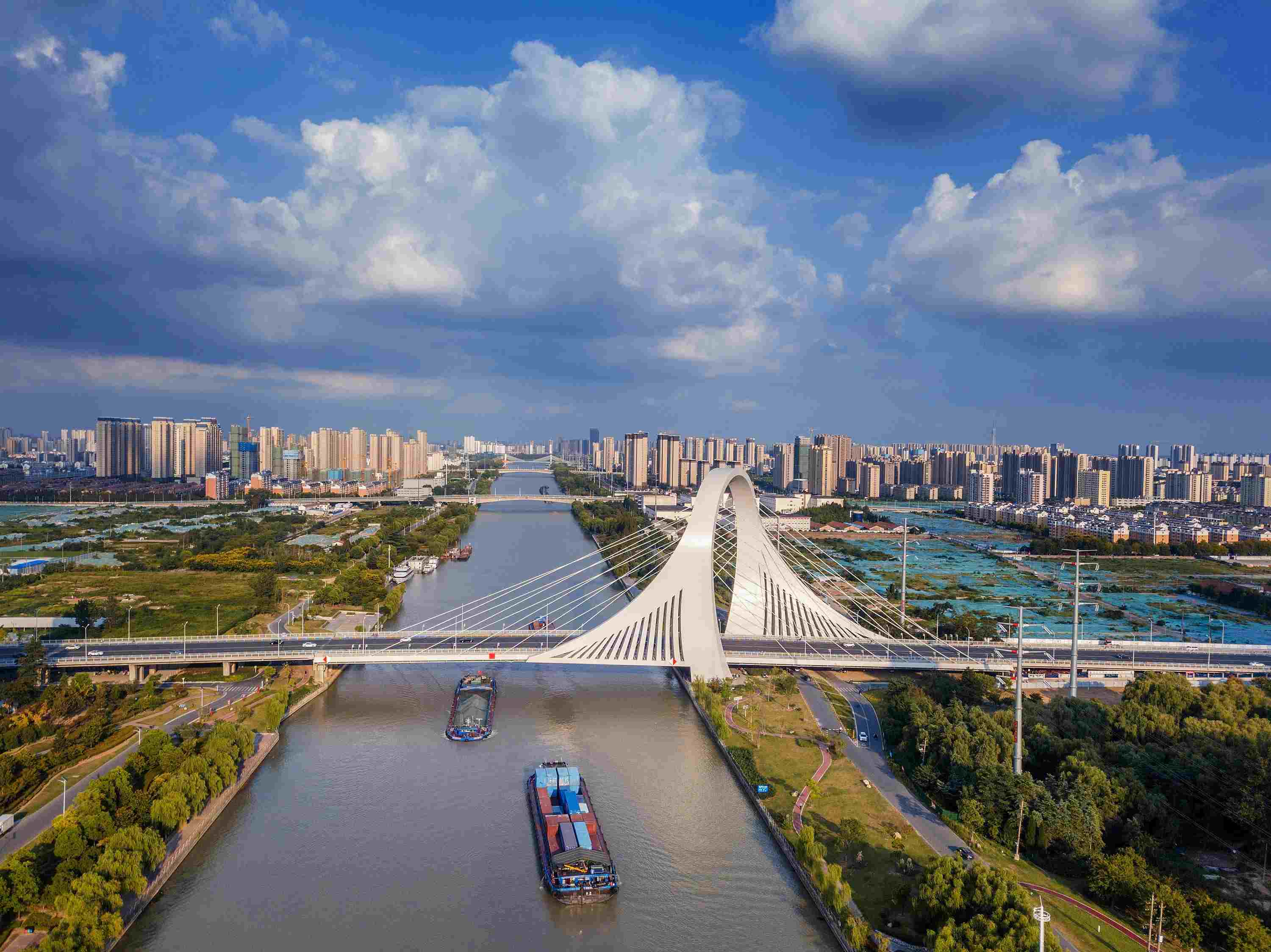 2022年9月12日，幾艘船舶行駛在江蘇淮安運(yùn)河大橋附近。