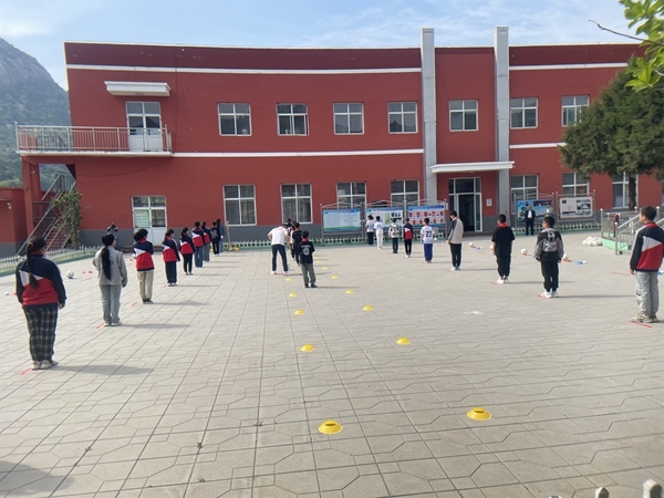 學(xué)生們在操場上上體育課。人民網(wǎng)記者 陳琦攝