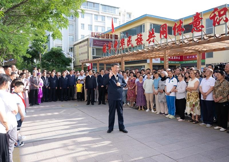 2024年6月19日，習(xí)近平總書記在寧夏銀川市金鳳區(qū)長(zhǎng)城花園社區(qū)考察時(shí)，同社區(qū)居民親切交流。