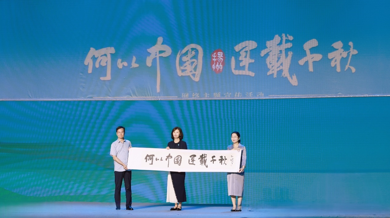 隋唐大運(yùn)河文化博物館館長(zhǎng)曹岳森（左）、揚(yáng)州中國(guó)大運(yùn)河博物館館長(zhǎng)鄭晶（中）、浙東運(yùn)河博物館負(fù)責(zé)人張慧（右）共同展卷。