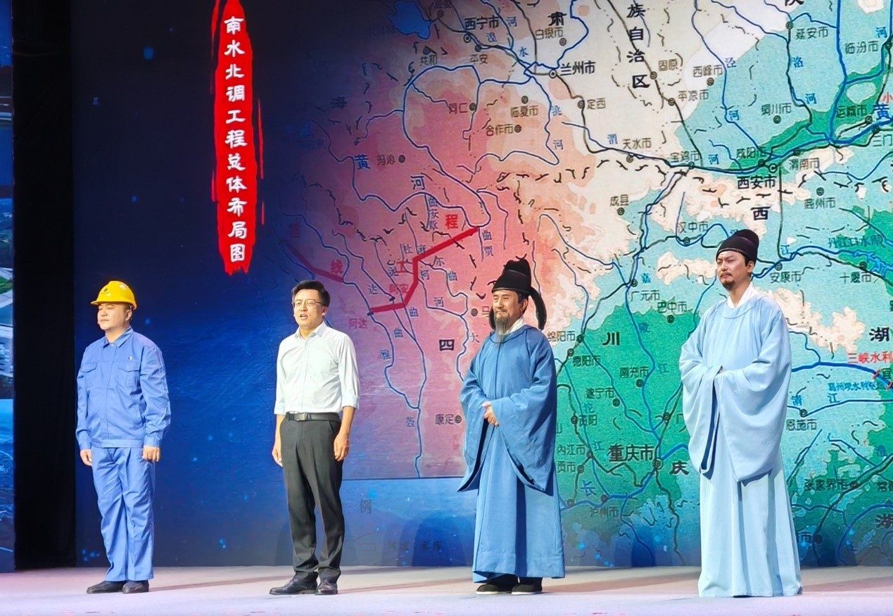 演員張志堅(jiān)（右二）、演員侯京?。ㄓ乙唬?、北京郭守敬紀(jì)念館執(zhí)行館長(zhǎng)張鵬（左二）和江蘇省江都水利工程管理處第二抽水站管理所副所長(zhǎng)郭凱（左一）同臺(tái)演繹。