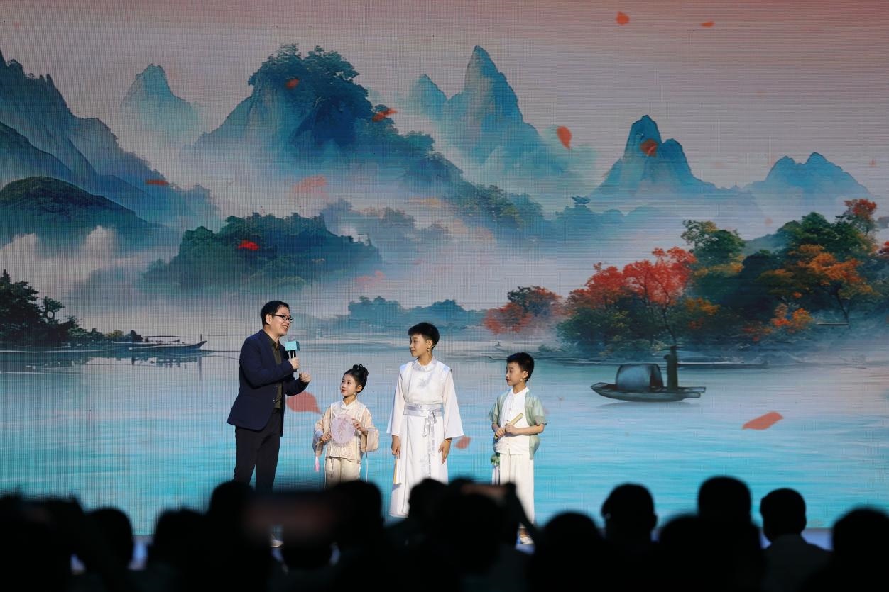 南京師范大學(xué)教授酈波（左一）與2024中國(guó)詩(shī)詞大會(huì)選手張可兒（左二）、姜敬曦（右二），揚(yáng)州市邗江區(qū)實(shí)驗(yàn)學(xué)校蔣王小學(xué)學(xué)生陸俊屹（右一）趣談大運(yùn)河詩(shī)詞文化。