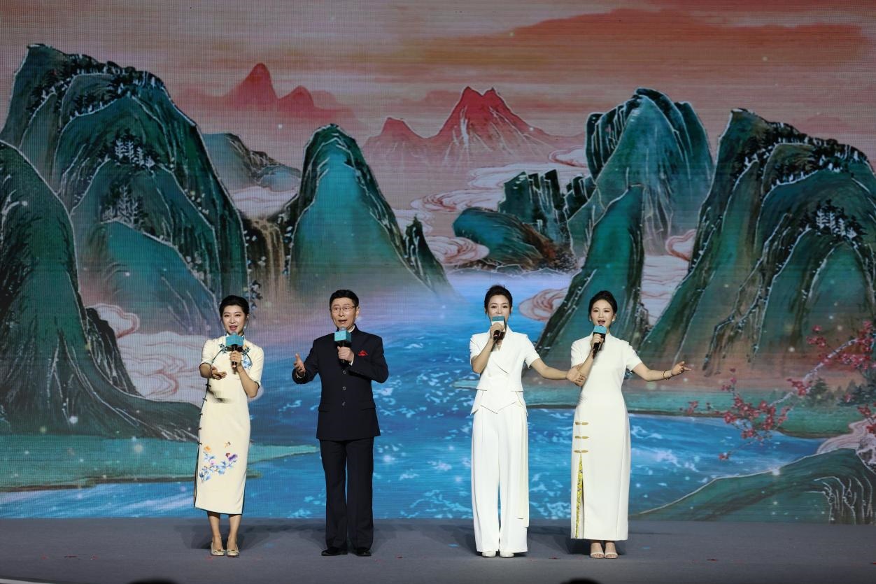 國(guó)家一級(jí)演員、京劇表演藝術(shù)家王平（左二），國(guó)家一級(jí)演員、南京藝術(shù)學(xué)院教授單雯（左一），浙江小百花越劇團(tuán)青年演員陳麗君（右二）、何青青（右一）同臺(tái)唱響千年運(yùn)河情。
