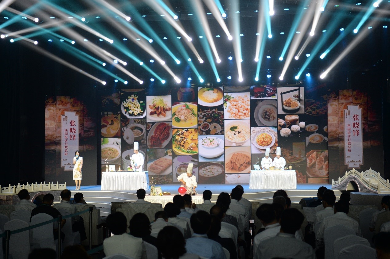 花園國(guó)際大酒店廚師長(zhǎng)朱燾、西園飯店行政總廚張曉鋒、冶春面點(diǎn)總廚倪秋香、冶春面點(diǎn)制作技藝第五代傳人陳詩(shī)雅展示淮揚(yáng)菜絕技。