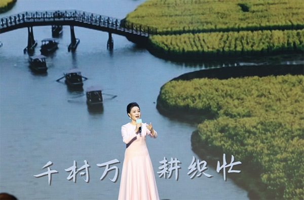 歌唱家、中國(guó)音樂(lè)學(xué)院教授雷佳現(xiàn)場(chǎng)演唱。