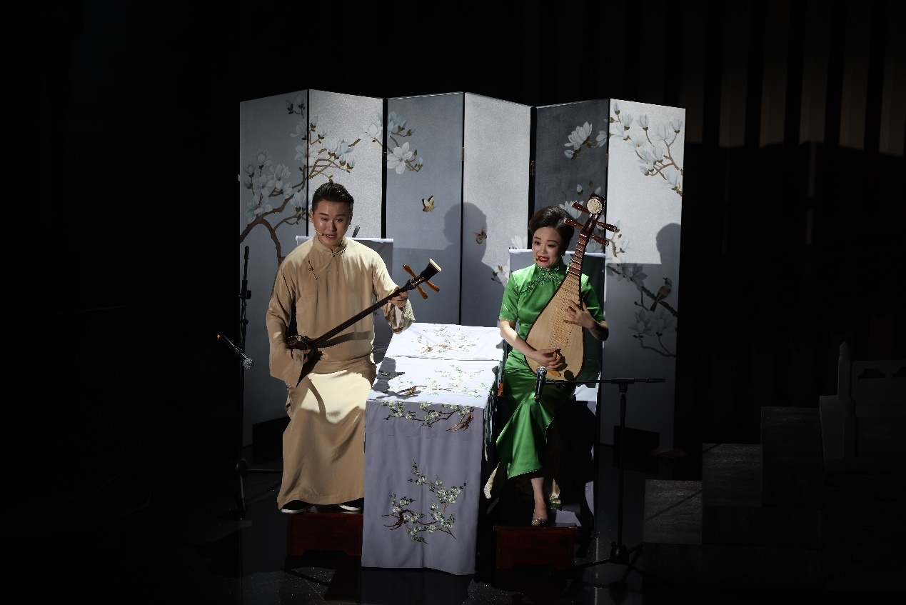 國(guó)家一級(jí)演員、揚(yáng)州曲藝研究所青年演員劉芓君（右）、揚(yáng)州曲藝研究所青年演員王智超（左）現(xiàn)場(chǎng)表演。