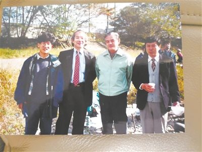 薛其坤（左一）在日本求學(xué)期間與導(dǎo)師櫻井教授合影。受訪者供圖