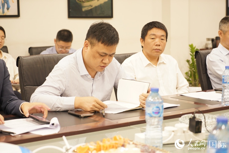 新當(dāng)選尼日利亞中國(guó)礦業(yè)聯(lián)合會(huì)會(huì)長(zhǎng)中國(guó)和聯(lián)公司董事長(zhǎng)李輝發(fā)言。人民網(wǎng)記者 姜宣攝