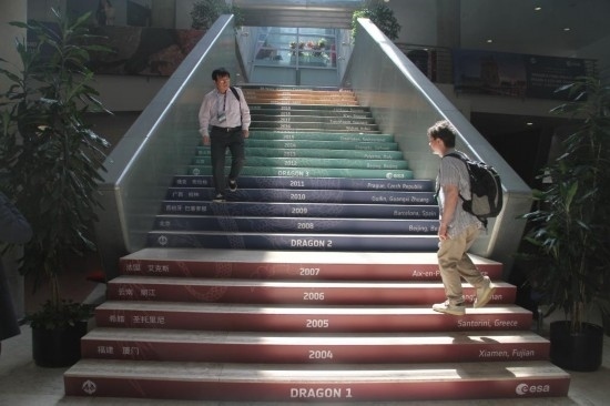 6月24日，在葡萄牙里斯本，與會者準(zhǔn)備走進(jìn)“龍計(jì)劃”五期總結(jié)研討會暨六期（2024-2028年）啟動會會場。