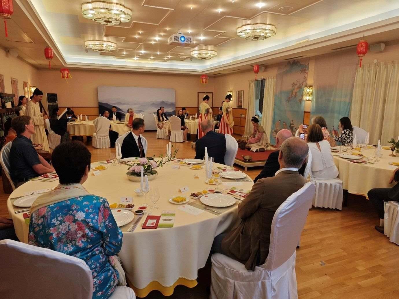 來(lái)賓們觀賞茶藝表演和品嘗中華美食。中國(guó)駐瑞典大使館供圖