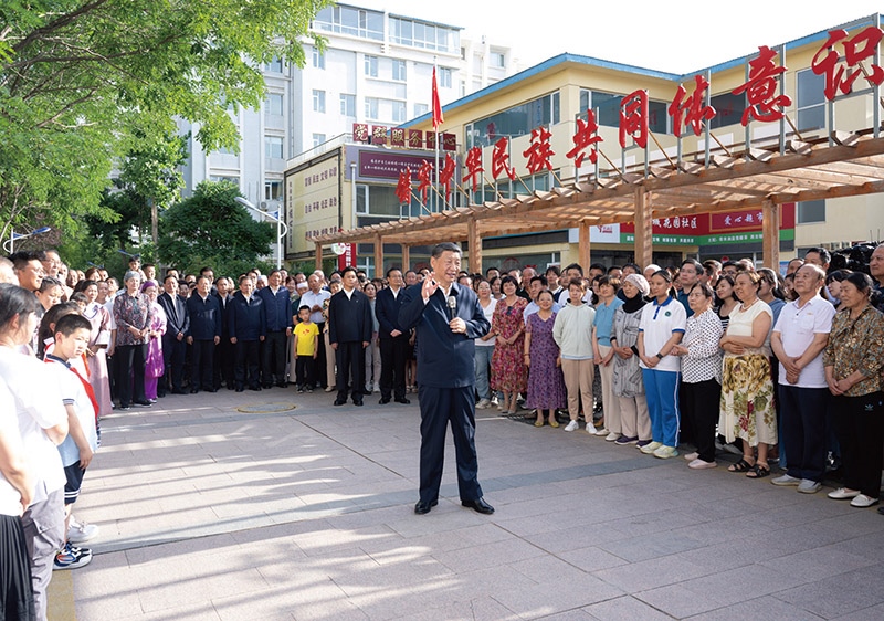 2024年6月19日至20日，中共中央總書記、國家主席、中央軍委主席習近平在寧夏考察。這是19日下午，習近平在銀川市金鳳區(qū)長城花園社區(qū)考察時，同社區(qū)居民親切交流。 新華社記者 謝環(huán)馳/攝