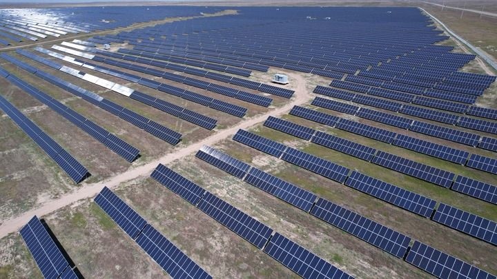 這是2023年5月4日在哈薩克斯坦阿拉木圖州拍攝的卡普恰蓋100兆瓦光伏電站的太陽能電池板（無人機照片）。新華社發(fā)（奧斯帕諾夫攝）