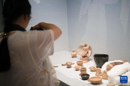 7月2日，開箱后的古希臘文物被工作人員移入展柜。新華社記者 張端 攝