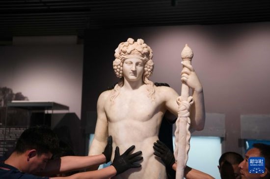 7月2日，工作人員將開箱后的古希臘文物放置在展臺上。新華社記者 張端 攝
