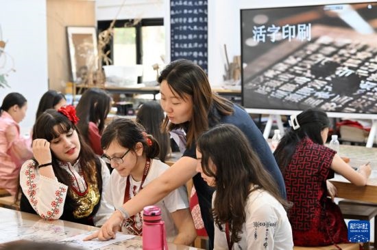 7月3日，外國(guó)學(xué)生在了解中國(guó)文化。新華社記者 李然 攝