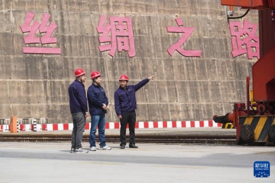 中哈兩國(guó)工作人員在中哈連云港物流合作基地交流（2023年5月10日攝）。新華社記者 季春鵬 攝