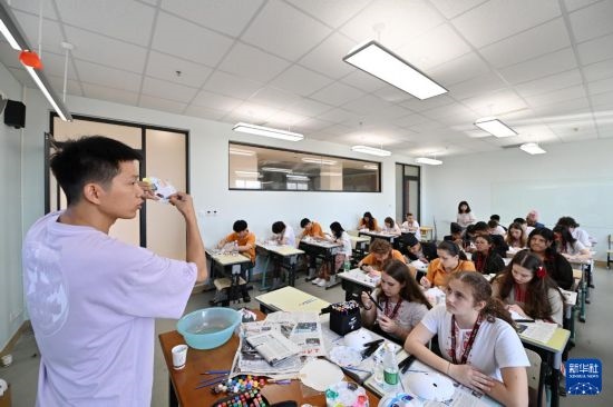 7月3日，外國(guó)學(xué)生在學(xué)習(xí)繪制京劇臉譜。新華社記者 李然 攝
