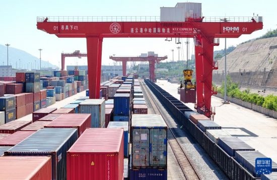 6月30日，在中哈連云港物流合作基地，大型機(jī)械在吊裝集裝箱（無(wú)人機(jī)照片）。新華社發(fā)（王健民 攝）