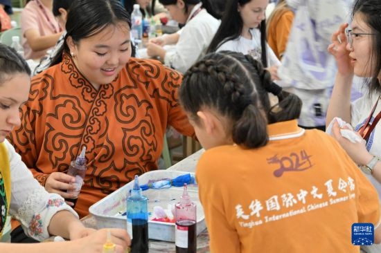 7月3日，外國(guó)學(xué)生在了解中國(guó)的染布技術(shù)。新華社記者 李然 攝