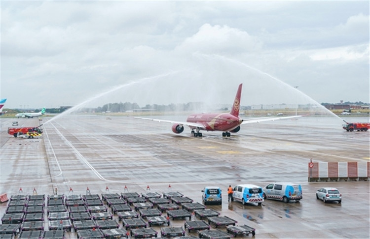 圖為布魯塞爾-上海返程航班出發(fā)前，布魯塞爾機(jī)場方面為返程航班舉行水門儀式。吉祥航空供圖