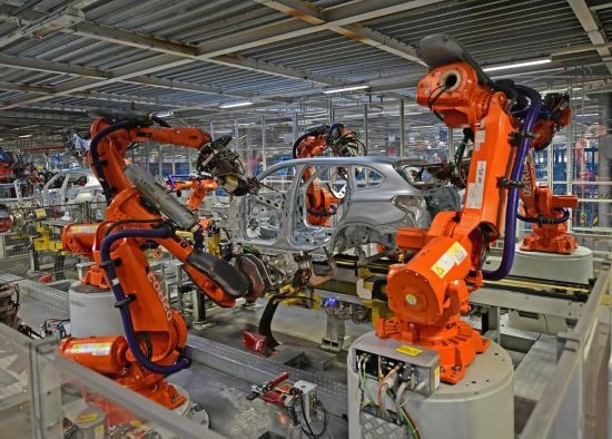 在華晨寶馬沈陽鐵西工廠車身車間，機器臂在焊接車身（2022年2月16日攝）。新華社記者 楊青 攝