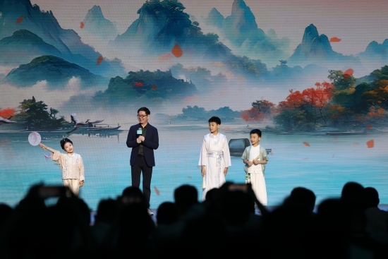 酈波與小朋友們對(duì)詩。