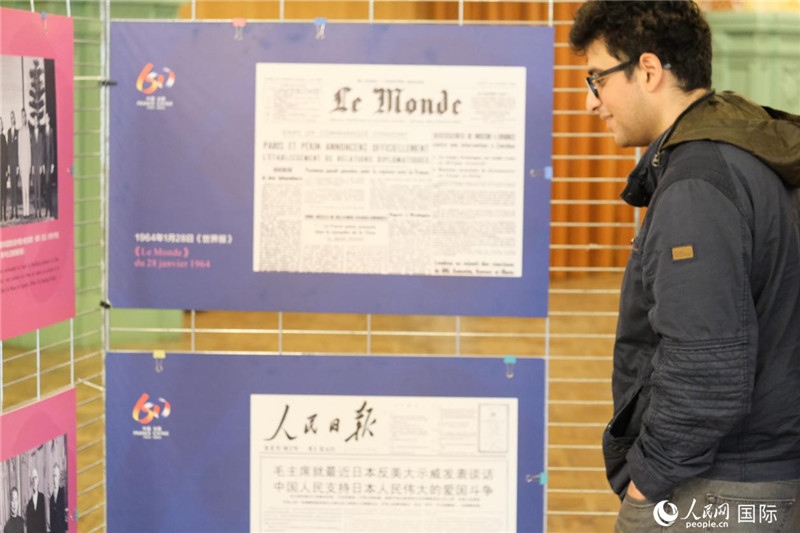 蒙達爾紀(jì)市民駐足“中法建交六十周年”圖片展。人民網(wǎng)記者 于超凡攝
