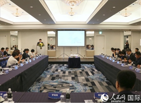 深圳市光明區(qū)委常委、副區(qū)長(zhǎng)王芳成介紹光明科學(xué)城。人民網(wǎng) 許可攝