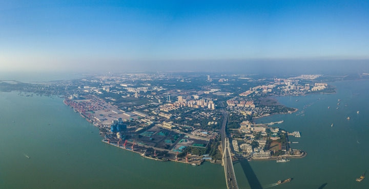 海南自貿港重點園區(qū)——洋浦經濟開發(fā)區(qū)（2023年12月31日攝，無人機全景照片）。新華社記者 蒲曉旭 攝