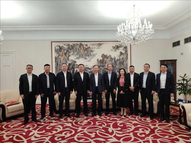中國駐瑞典大使崔愛民（左五）會見中國中鐵股份有限公司總裁陳文健一行并合影。中國駐瑞典大使館供圖