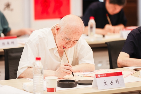 陜西師范大學(xué)毛筆手寫錄取通知書現(xiàn)場。校方供圖
