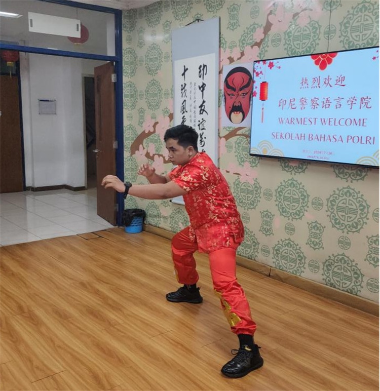 警察學員表演武術?；顒又鬓k方供圖