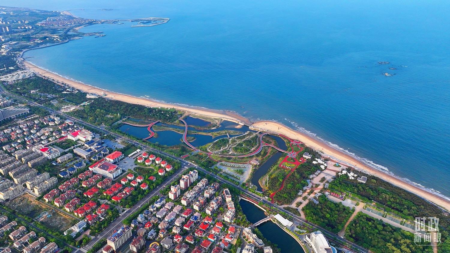 △日照市陽(yáng)光海岸綠道。近年來(lái)，日照市對(duì)沿海裸露場(chǎng)地及岸線破損處進(jìn)行生態(tài)修復(fù)，建成約28公里的陽(yáng)光海岸綠道，為市民和游客提供了運(yùn)動(dòng)休閑好去處。（總臺(tái)央視記者范凱拍攝）