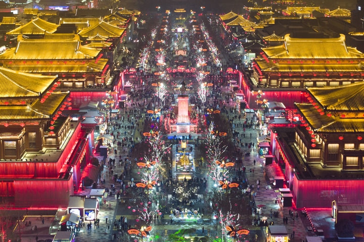 這是2024年2月2日拍攝的西安大唐不夜城景色（無人機(jī)照片）。新華社記者 邵瑞 攝