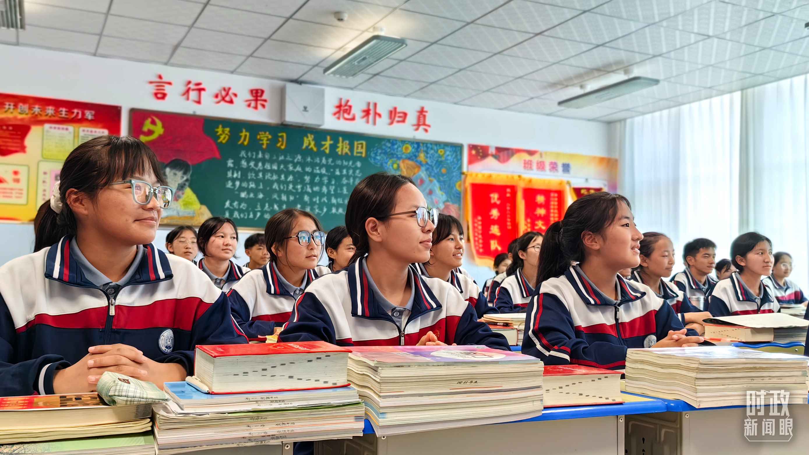 △果洛西寧民族中學(xué)高一（1）班的“新時(shí)代、新家鄉(xiāng)”主題思政課。（總臺(tái)央視記者段德文拍攝）