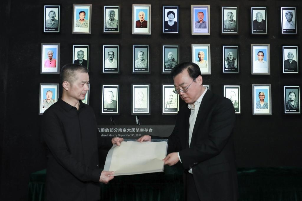 南京大屠殺幸存者高如琴的兒子向軍向侵華日軍南京大屠殺遇難同胞紀(jì)念館捐贈(zèng)高如琴老人相關(guān)物品。（侵華日軍南京大屠殺遇難同胞紀(jì)念館供圖）