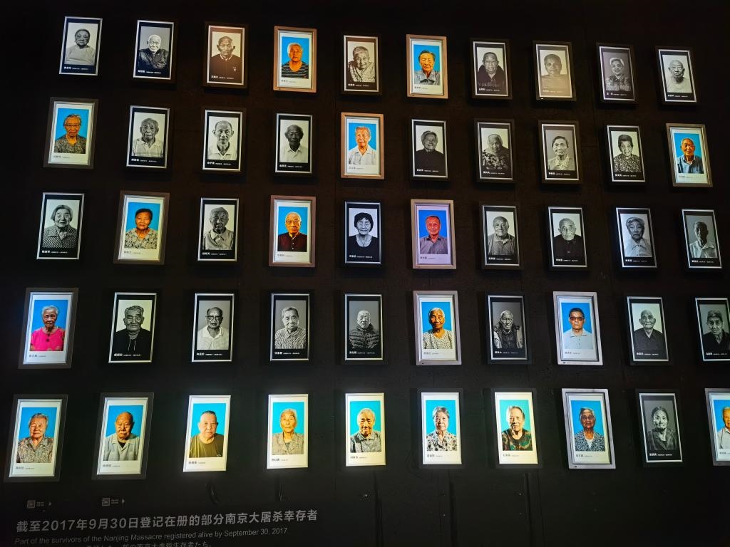侵華日軍南京大屠殺遇難同胞紀(jì)念館內(nèi)的幸存者照片墻局部。新華社記者邱冰清 攝