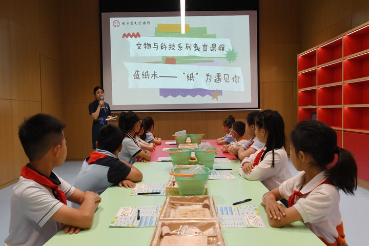 2024年5月18日，小學(xué)生在陜西歷史博物館秦漢館參加“文物與科技”系列教育課程。新華社記者 李一博 攝