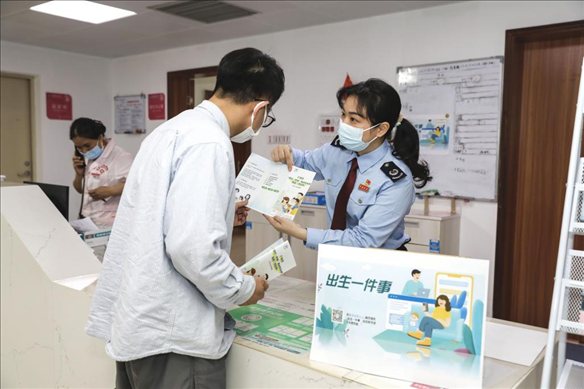 志愿者為葉先生介紹新生兒相關(guān)服務(wù)。云浮市稅務(wù)局供圖