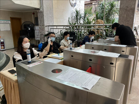 廣州市越秀區(qū)教育局現(xiàn)場(chǎng)審核返區(qū)生辦理材料，采用“提前網(wǎng)上預(yù)約、現(xiàn)場(chǎng)分批辦理”的方式進(jìn)行。廣州市越秀區(qū)教育局供圖
