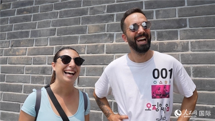 圖為西班牙籍游客塔瑪拉·魯伊斯·查莫羅（左）和馬克·普拉達(dá)·巴約納（右）。人民網(wǎng)記者 吳超嵐攝