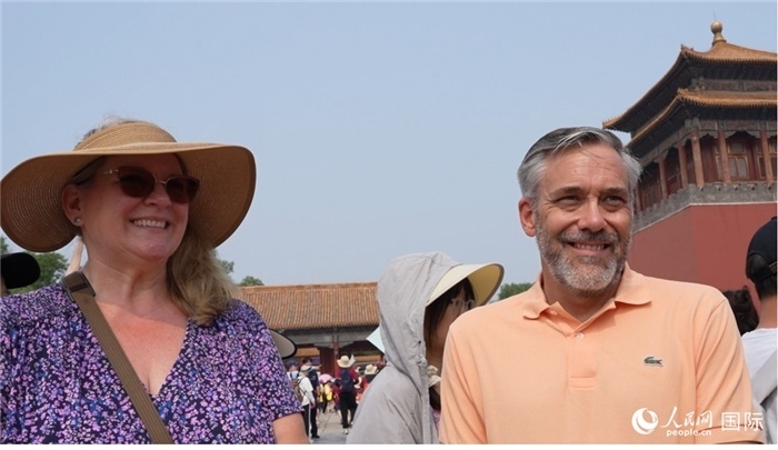 圖為來自美國拉斯維加斯的游客格雷琴·拉森 （Gretchen Larsen）（左）和她的丈夫埃里克·拉森（Eric Larsen）（右）。人民網(wǎng)記者 吳超嵐攝