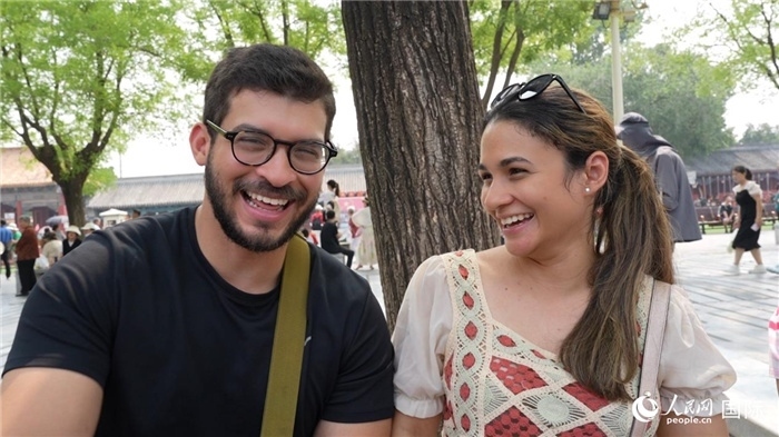 圖為巴拿馬籍游客阿德里安·岡薩雷斯（Adrian Gonzalez）（左）和丹尼斯·岡薩雷斯（Denisse Gonzalez）（右）。人民網(wǎng)記者 吳超嵐攝