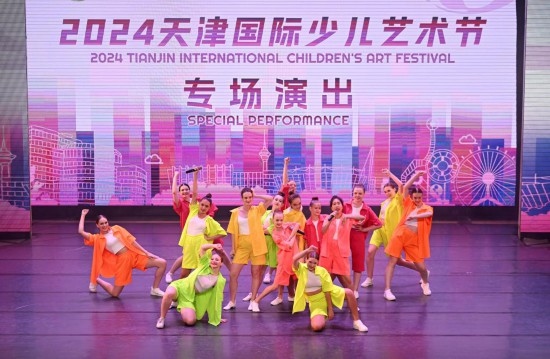 7月22日，來(lái)自俄羅斯的舞蹈團(tuán)演員在藝術(shù)節(jié)上展演。新華社記者 趙子碩 攝
