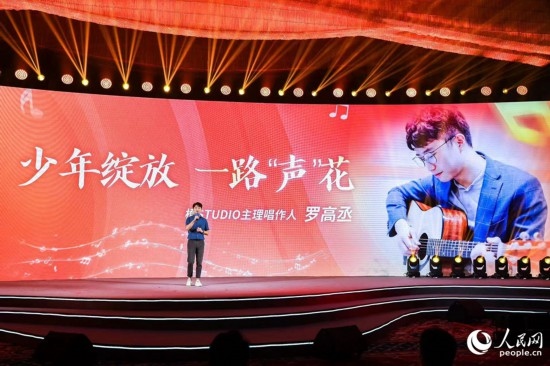羅高丞在臺(tái)上分享自己的創(chuàng)作心路。人民網(wǎng)攝