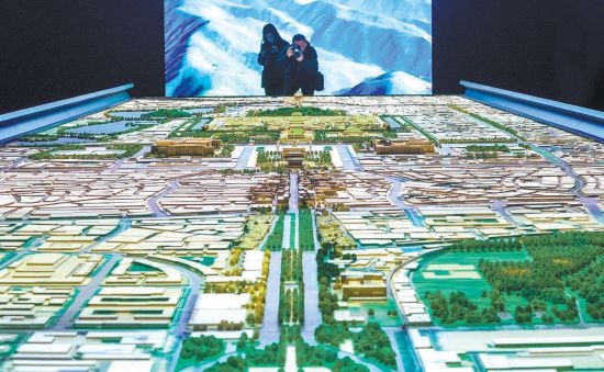 首都博物館“輝煌中軸”展廳內(nèi)，十六米長(zhǎng)的中軸線沙盤(pán)，配以立體投影技術(shù)，展現(xiàn)北京中軸線之壯美。 本報(bào)記者 武亦彬攝