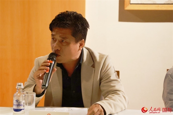 巴西中國浙江商會會長鄭俠茂在座談會上致辭。人民網(wǎng)記者 陳海琪攝